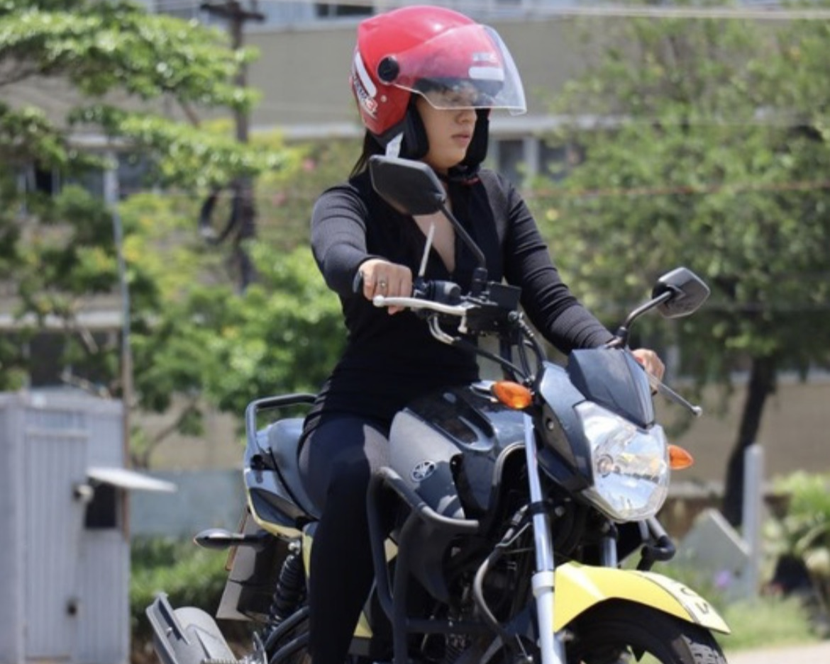 Aluna fazendo aula prática de moto na Autoescola Geração Colibri